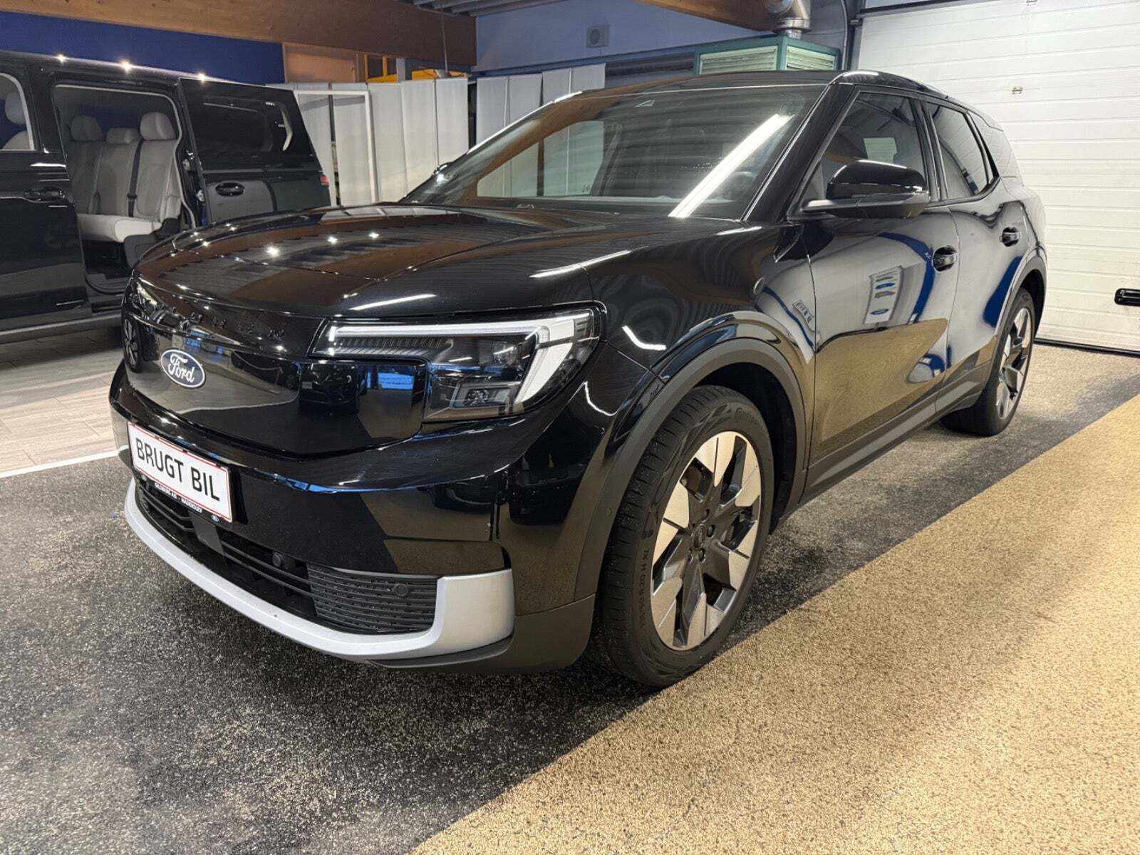 Ford Explorer 77 Premium Extended Range