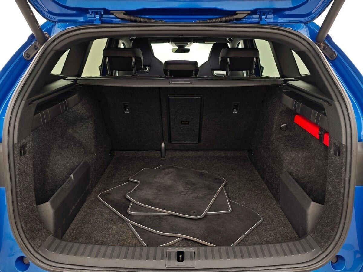 Blå Skoda Enyaq fra 2021