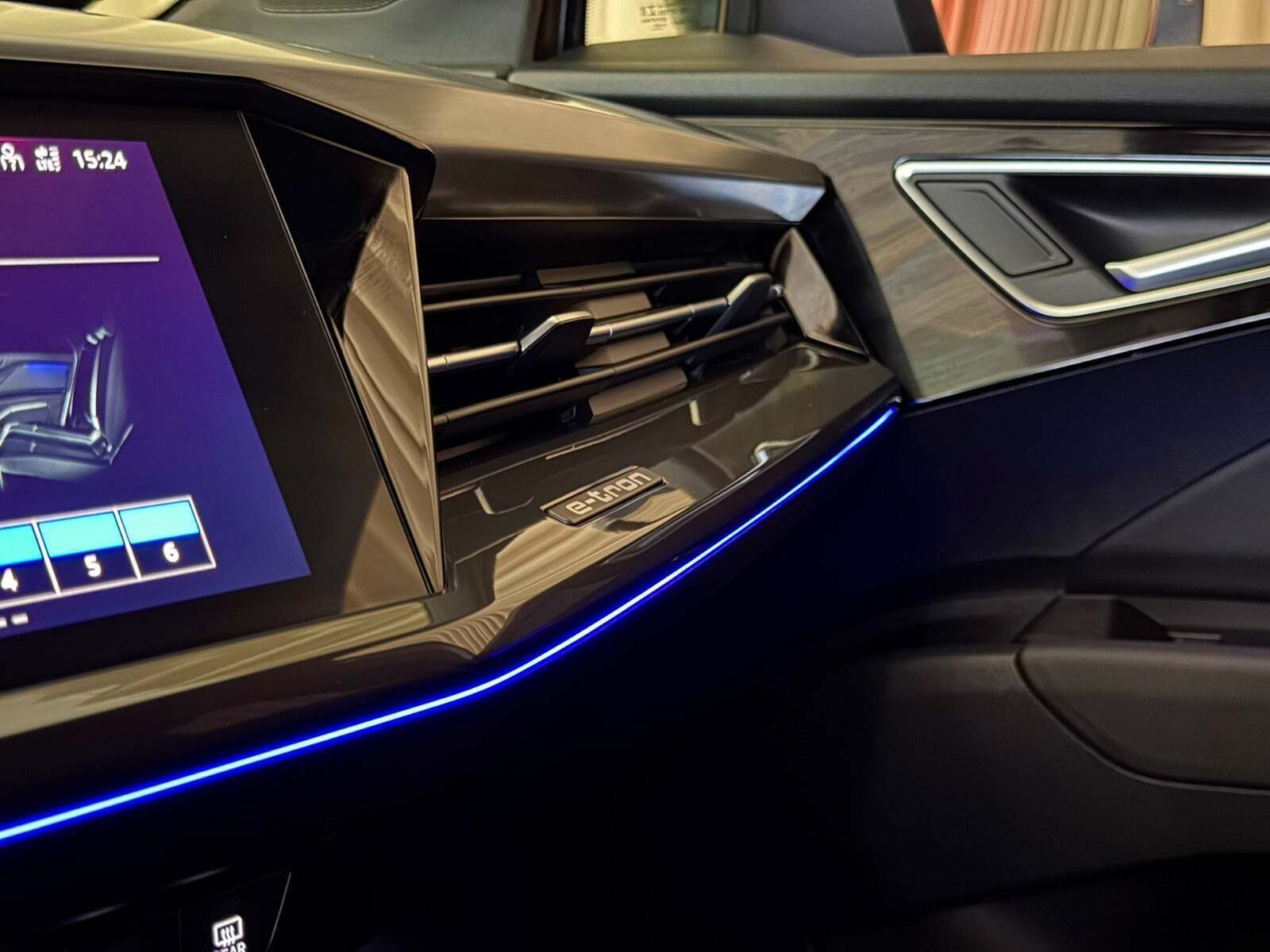 Grå Audi Q4 e-tron fra 2022