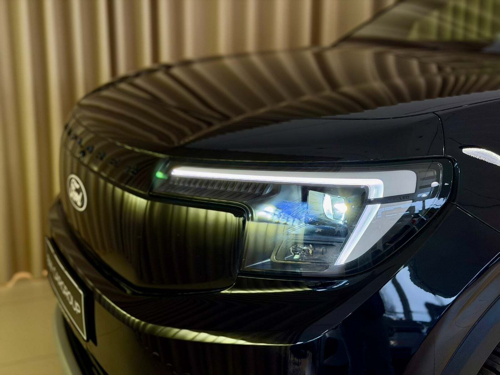 Ford Explorer 77 Premium Extended Range