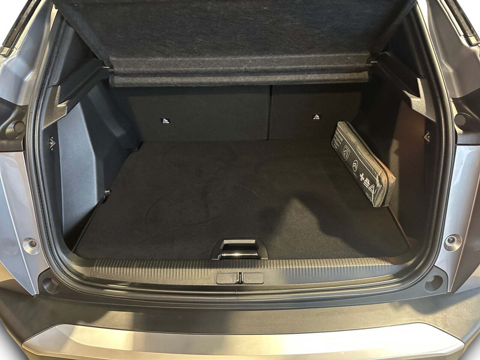 Sølv Peugeot e-2008 fra 2023