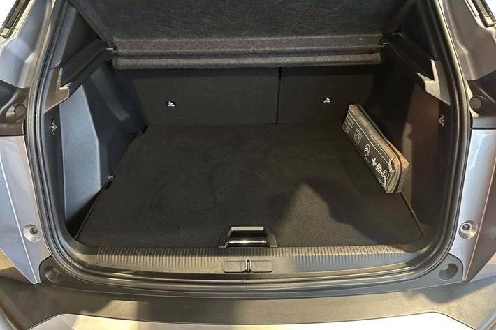 Sølv Peugeot e-2008 fra 2023