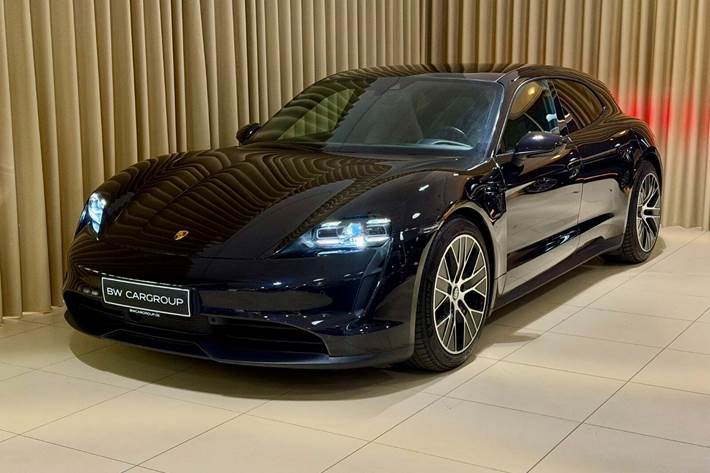 Sort Porsche Taycan fra 2023 set udefra