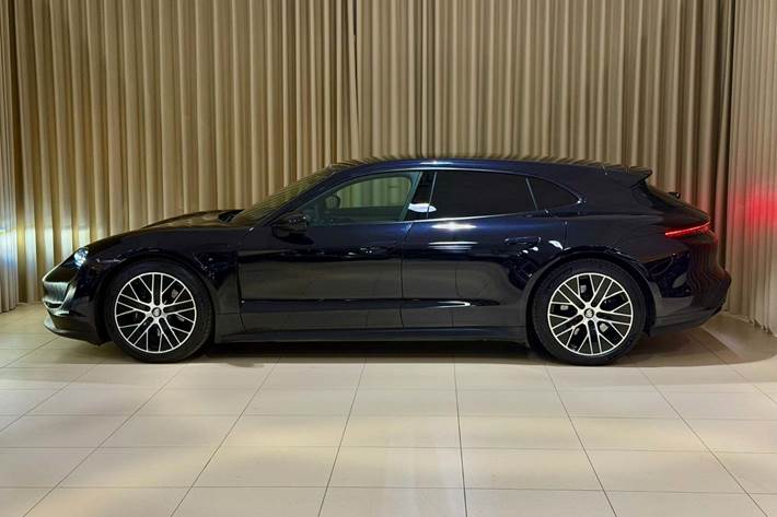 Sort Porsche Taycan fra 2023