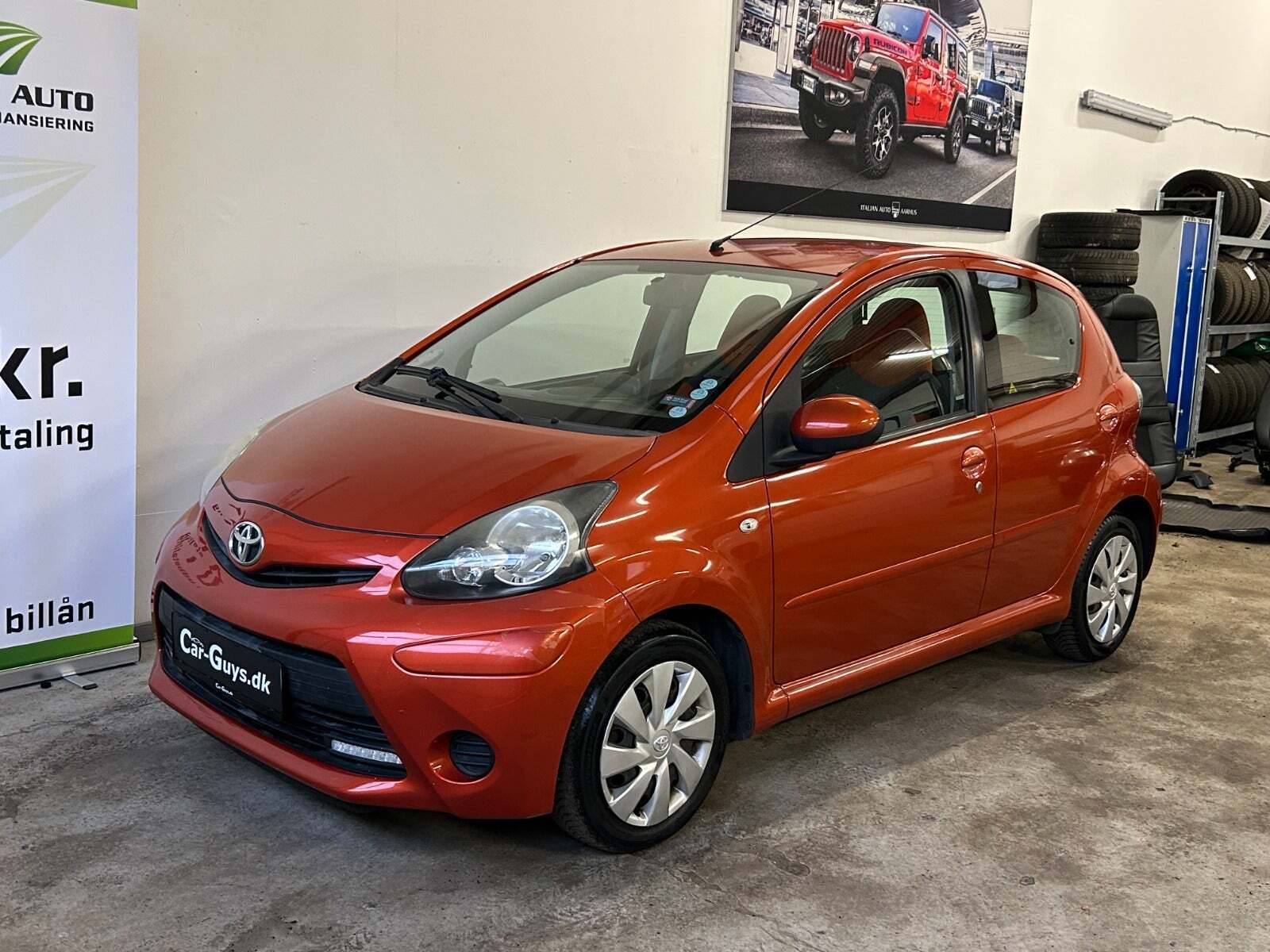 Orange Toyota Aygo fra 2012