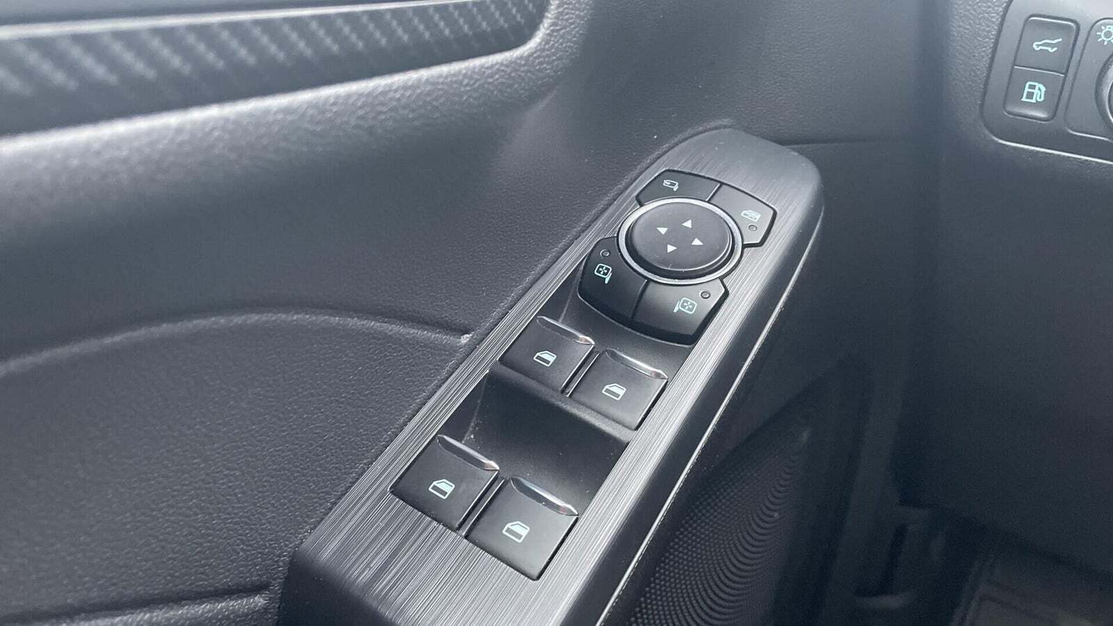 Blå Ford Kuga fra 2024