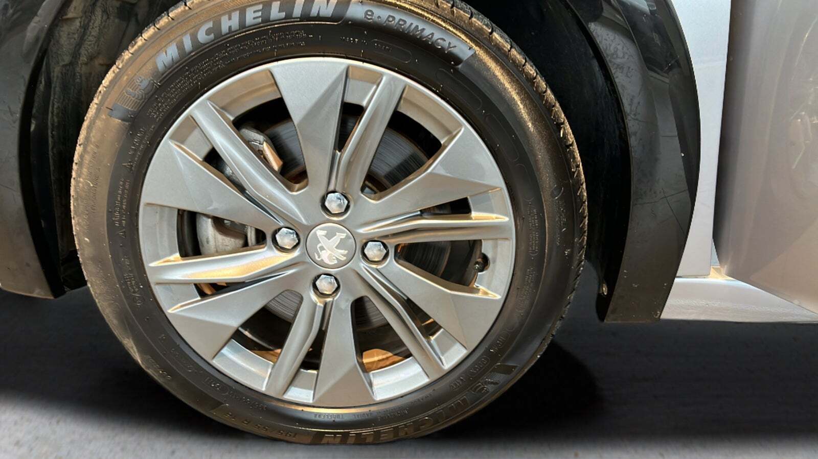 Sølv Peugeot e-208 fra 2022