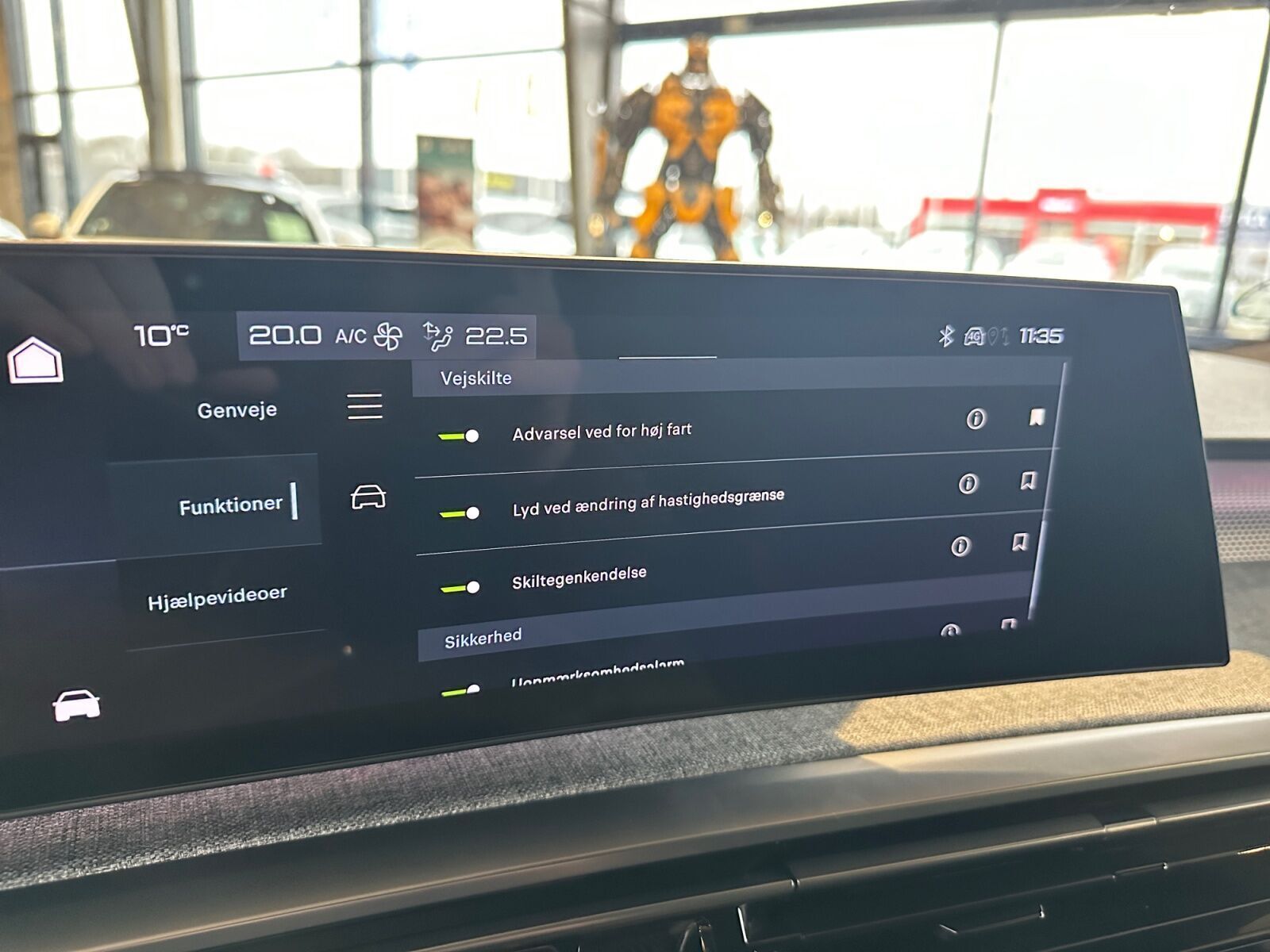 Blå Peugeot e-5008 fra 2024