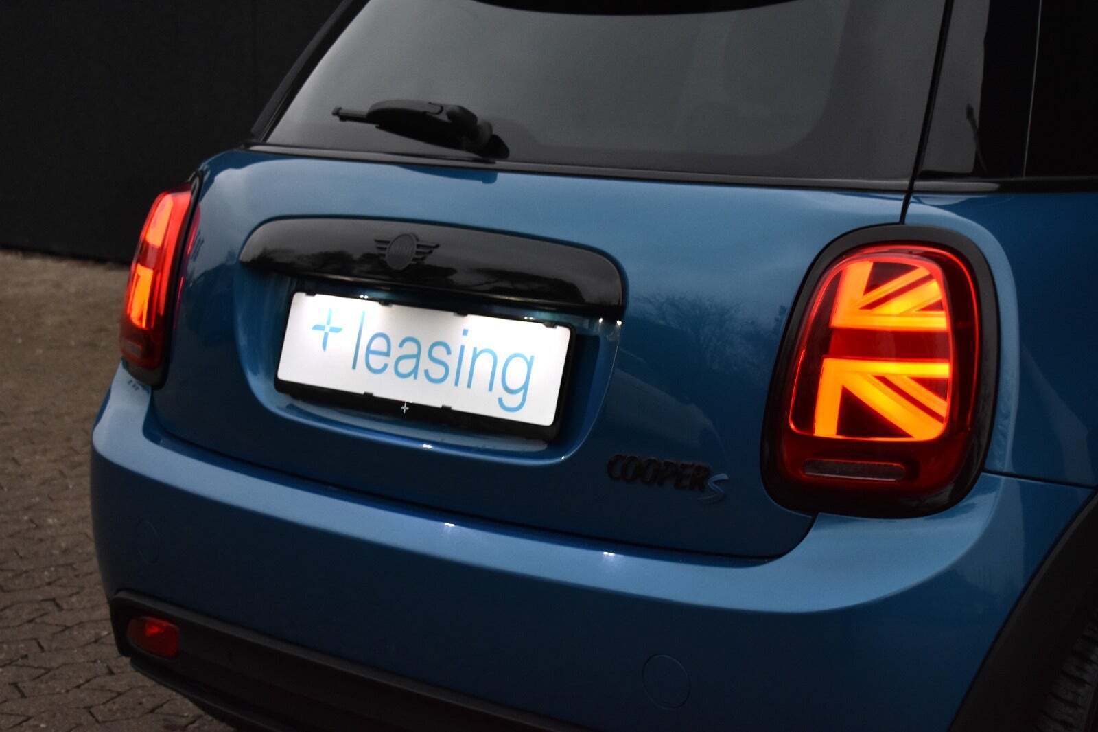 Blå Mini Cooper SE fra 2021