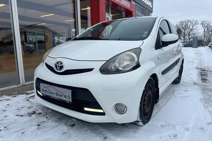 Hvid Toyota Aygo fra 2013 set udefra