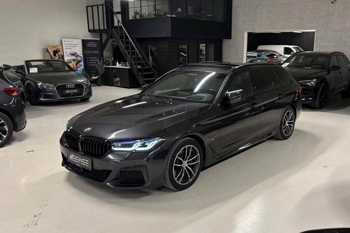 Grå BMW 530e fra 2021 set udefra