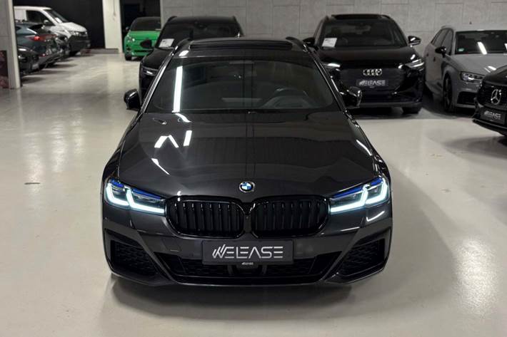 Grå BMW 530e fra 2021