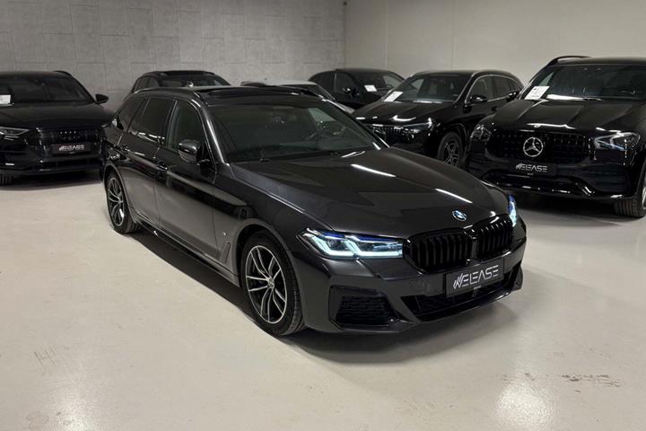 Grå BMW 530e fra 2021