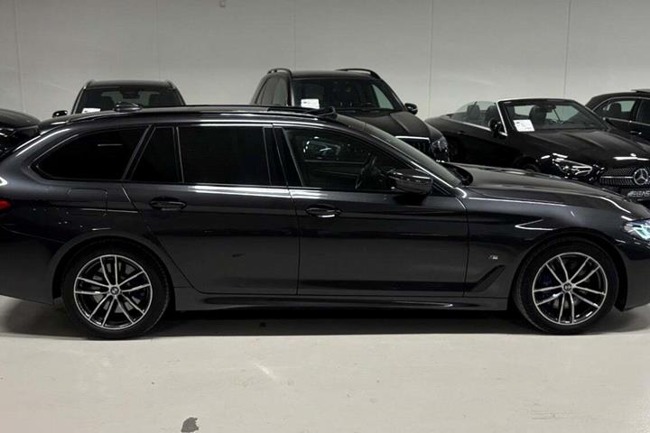 Grå BMW 530e fra 2021