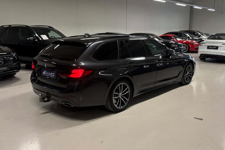 Grå BMW 530e fra 2021