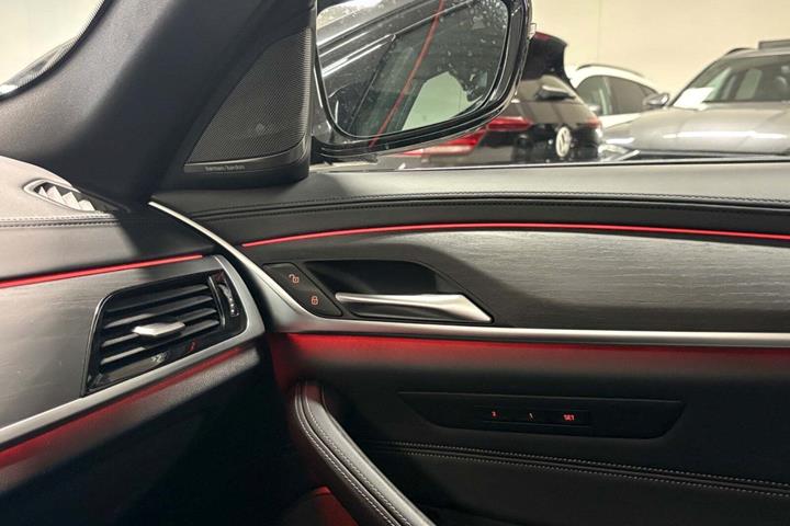 Grå BMW 530e fra 2021