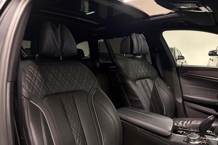 Grå BMW 530e fra 2021