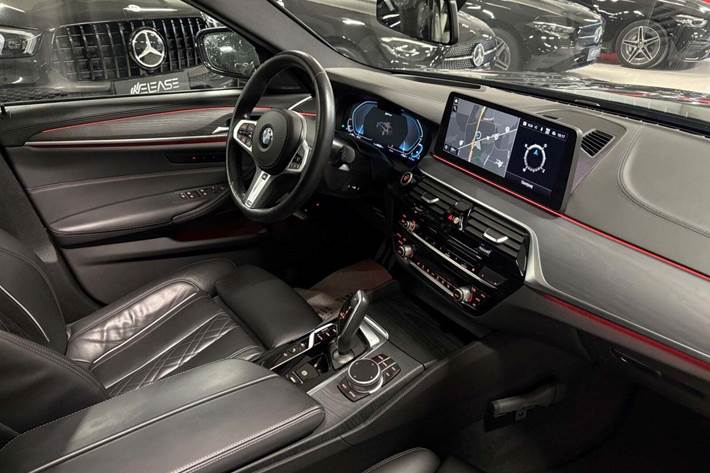 Grå BMW 530e fra 2021