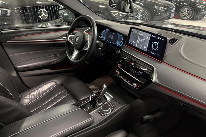 Grå BMW 530e fra 2021
