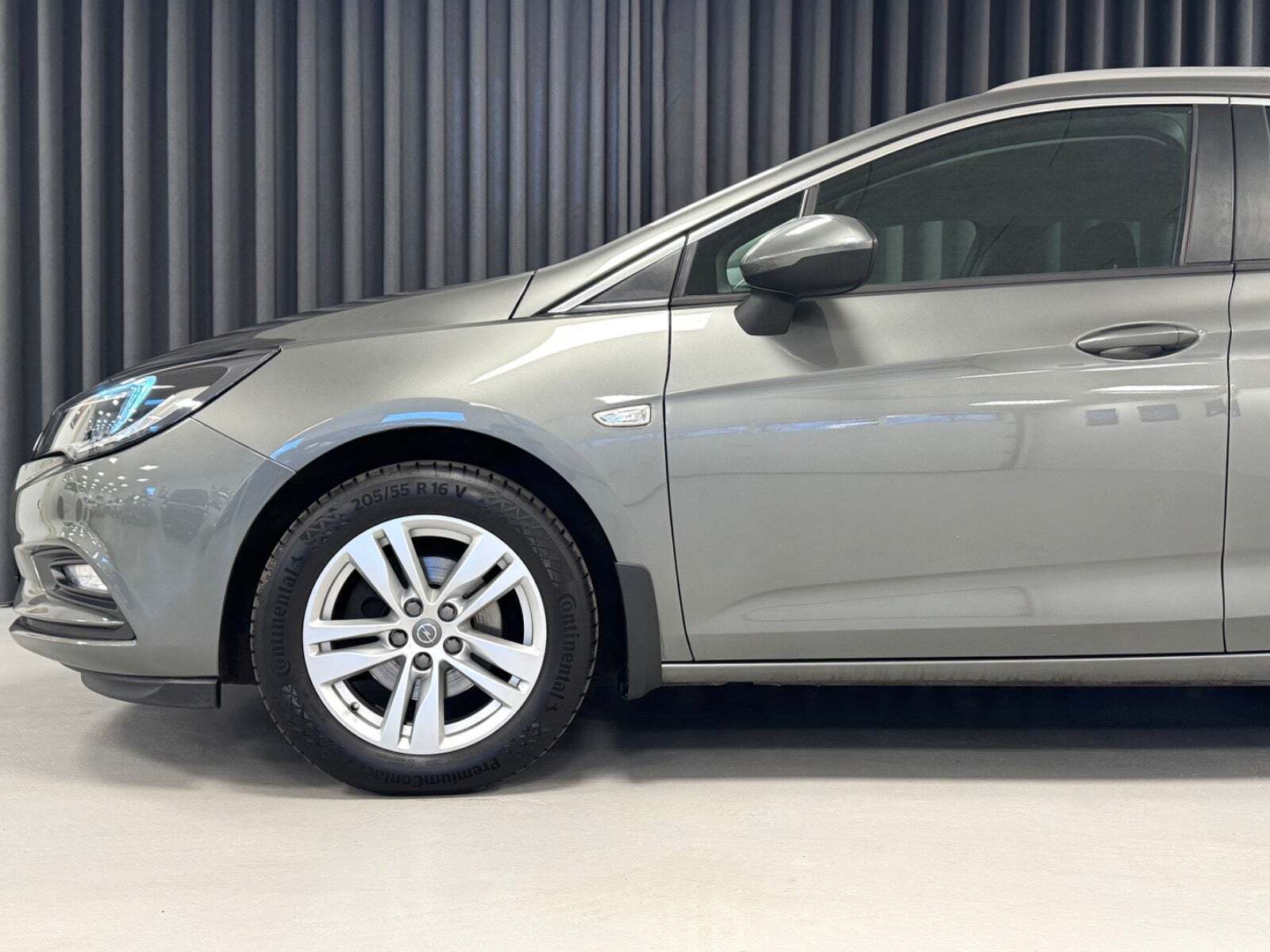 Grå Opel Astra fra 2019