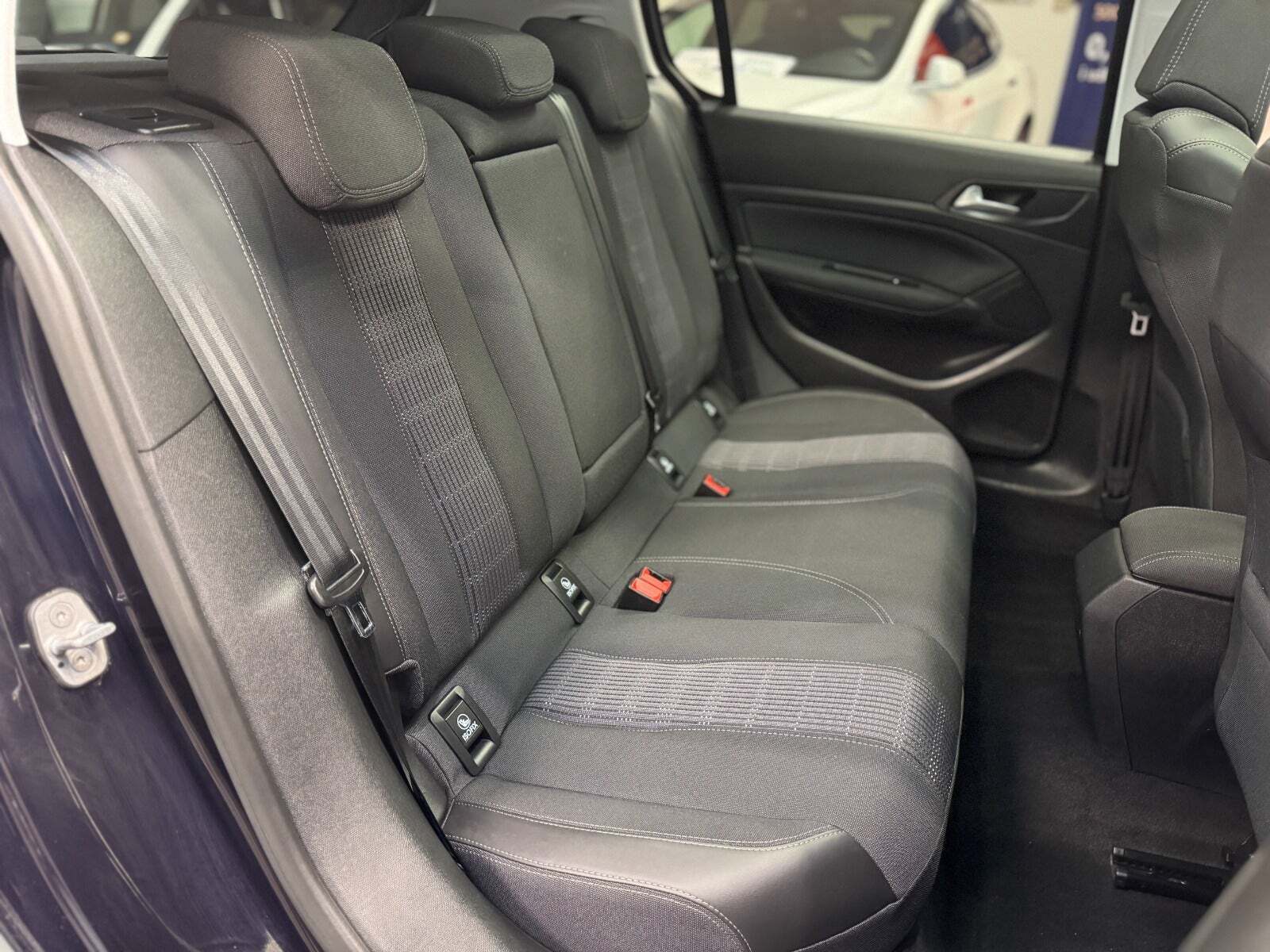 Blå Peugeot 308 fra 2018