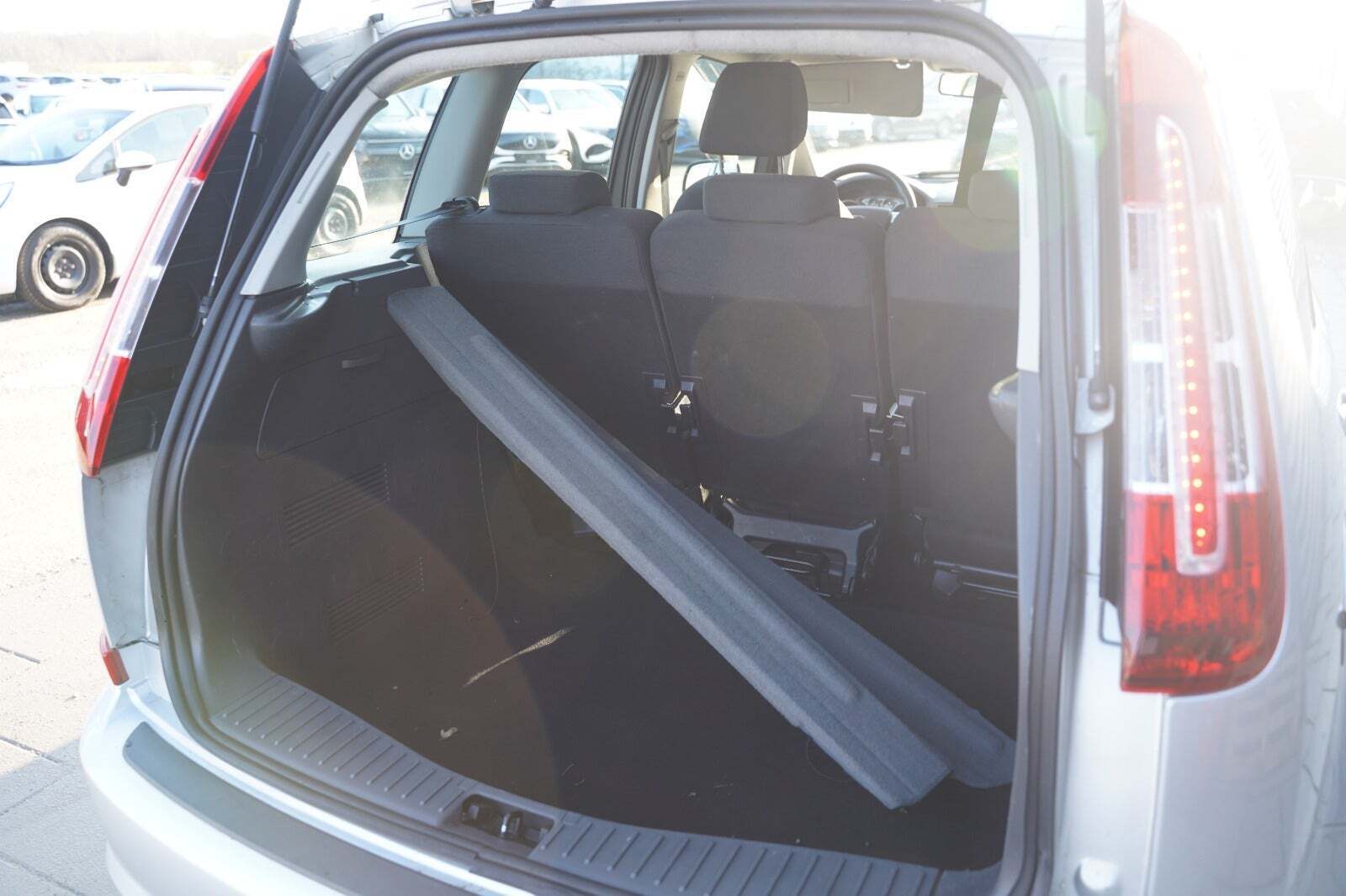 Sølv Ford C-MAX fra 2010