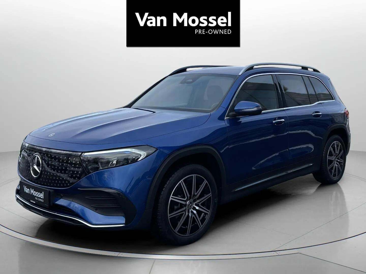 Blå Mercedes EQB300 fra 2025
