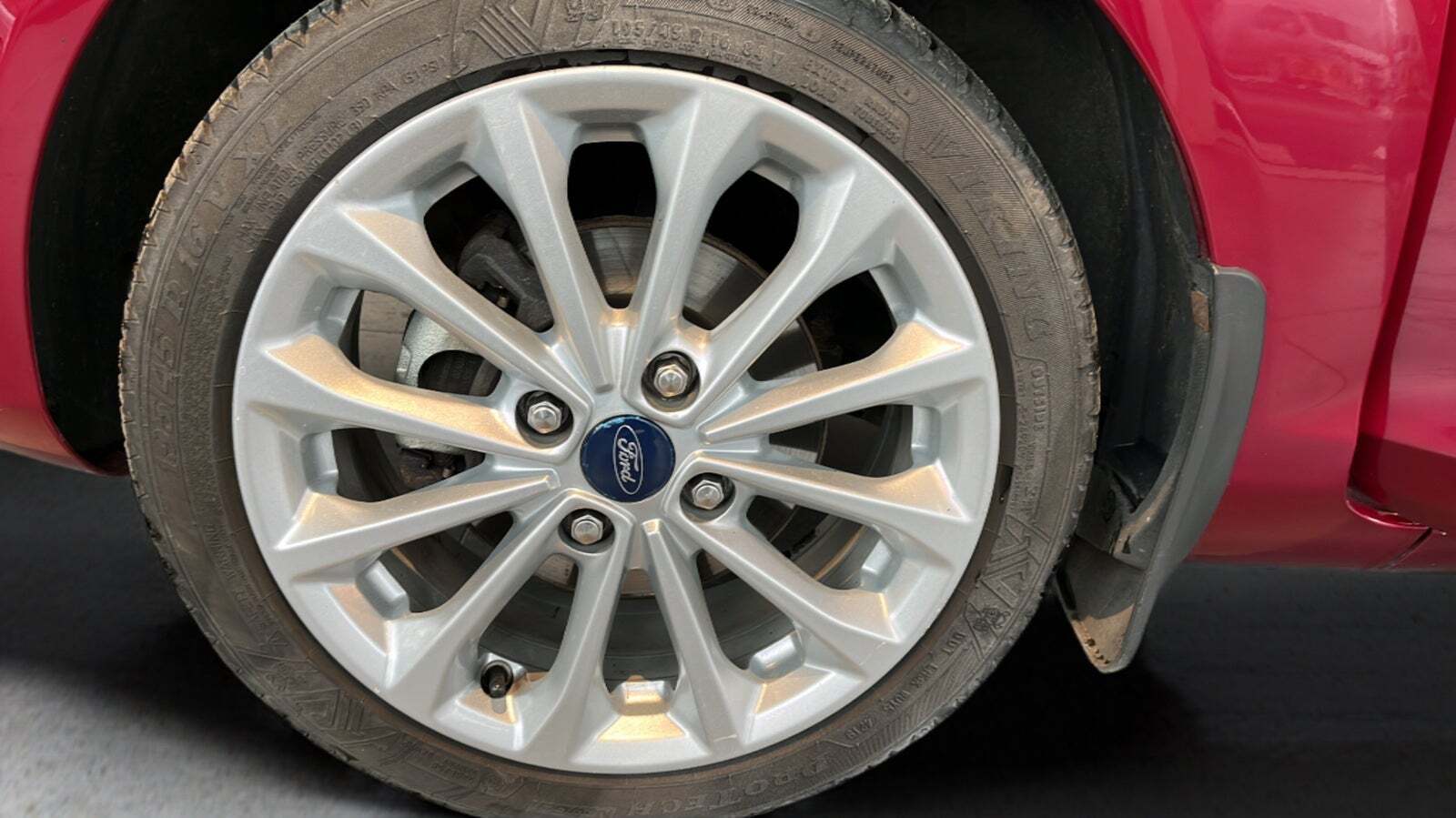 Rød Ford Fiesta fra 2014