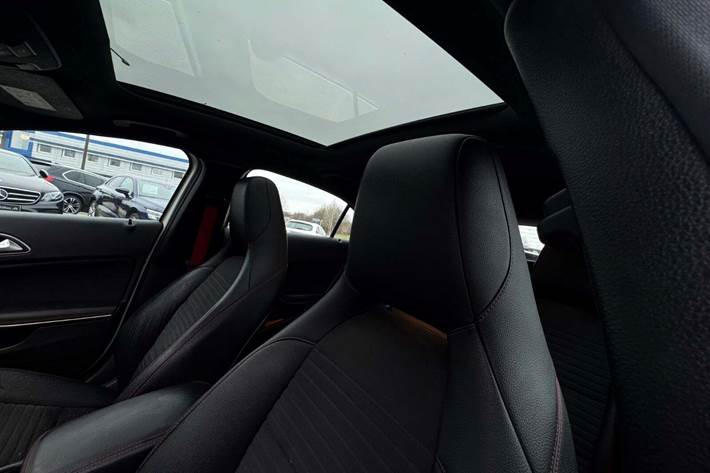 Hvid Mercedes A45 fra 2016 set indefra