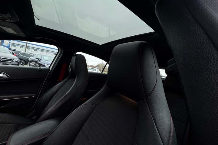 Hvid Mercedes A45 fra 2016 set indefra