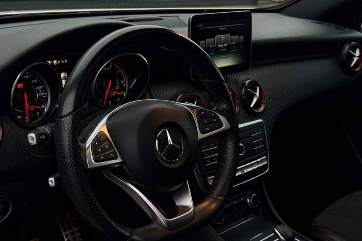 Hvid Mercedes A45 fra 2016 set indefra
