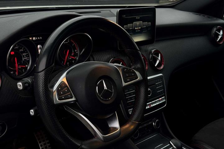Hvid Mercedes A45 fra 2016 set indefra