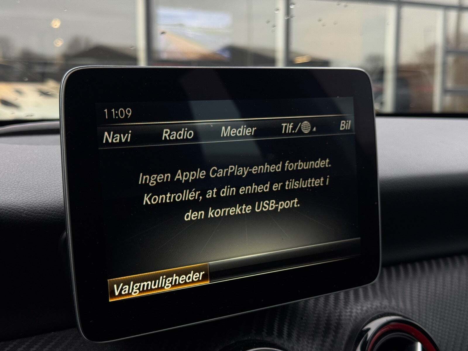 Hvid Mercedes A45 fra 2016 set indefra