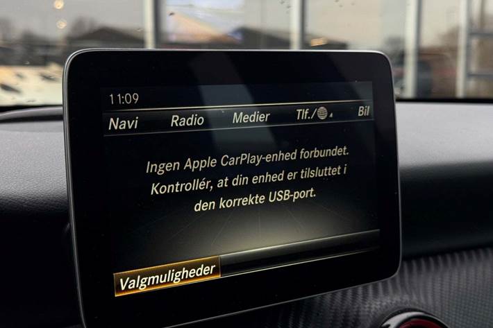 Hvid Mercedes A45 fra 2016 set indefra