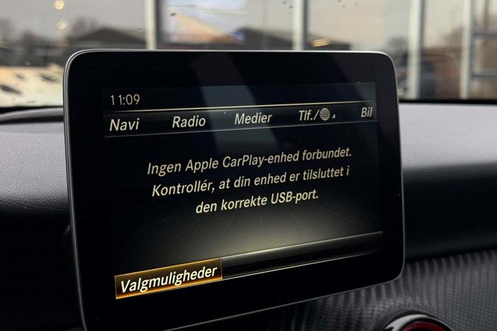 Hvid Mercedes A45 fra 2016 set indefra