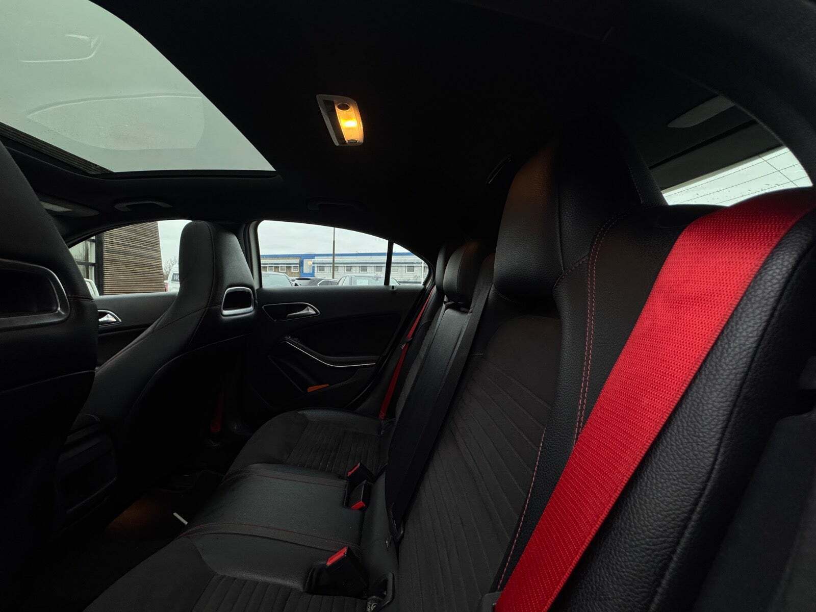 Hvid Mercedes A45 fra 2016 set indefra