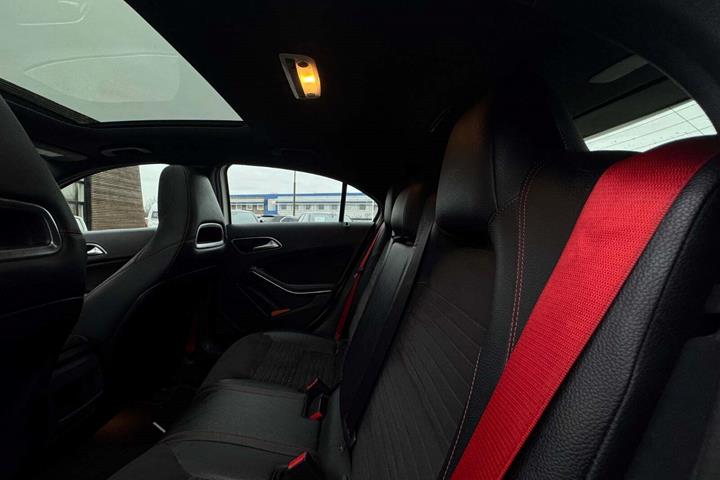 Hvid Mercedes A45 fra 2016 set indefra