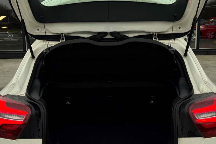 Hvid Mercedes A45 fra 2016