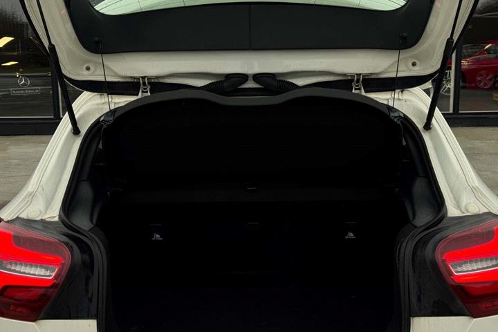 Hvid Mercedes A45 fra 2016 set udefra