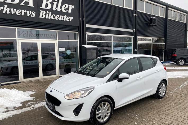 Hvid Ford Fiesta fra 2020 set udefra