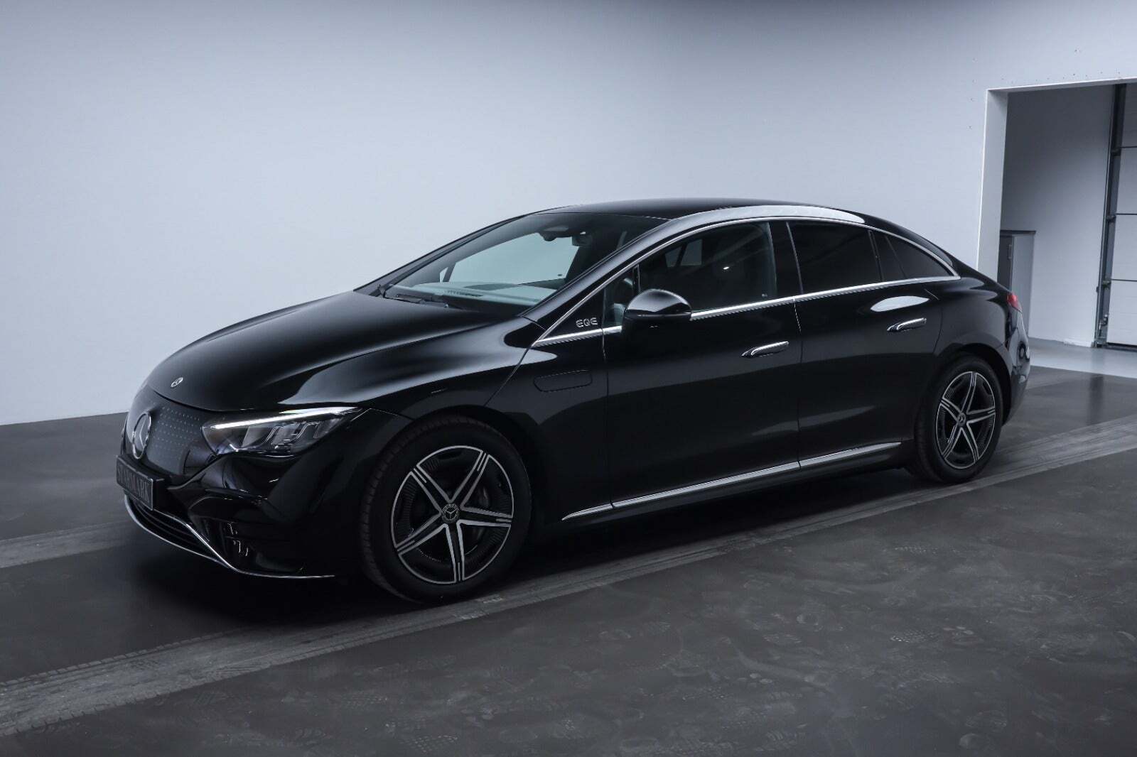 Sort Mercedes EQE350 fra 2024