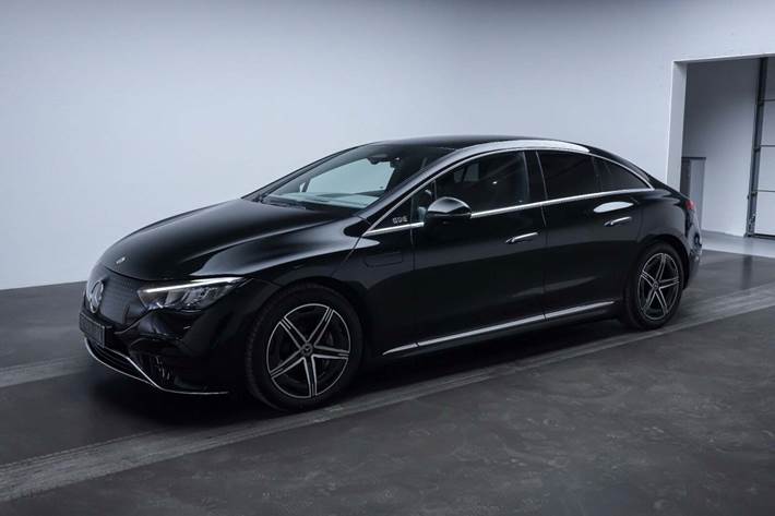 Sort Mercedes EQE350 fra 2024