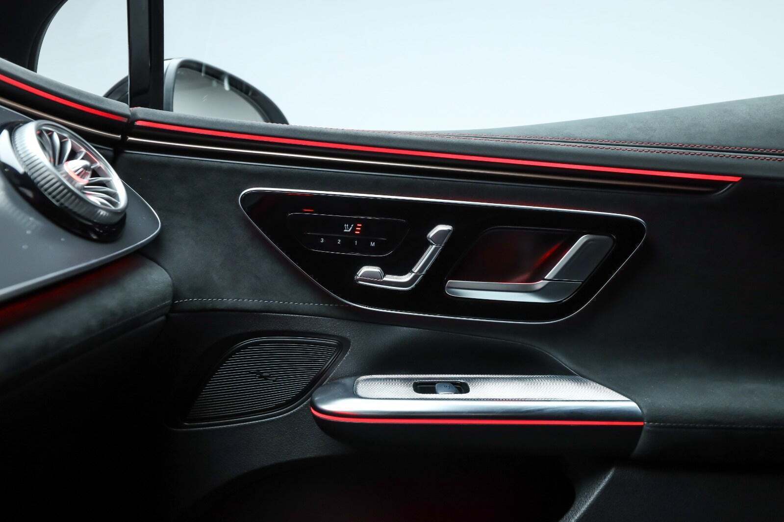 Sort Mercedes EQE350 fra 2024