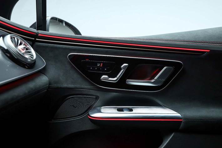 Sort Mercedes EQE350 fra 2024