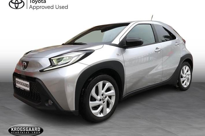 Sølv Toyota Aygo X fra 2022 set udefra