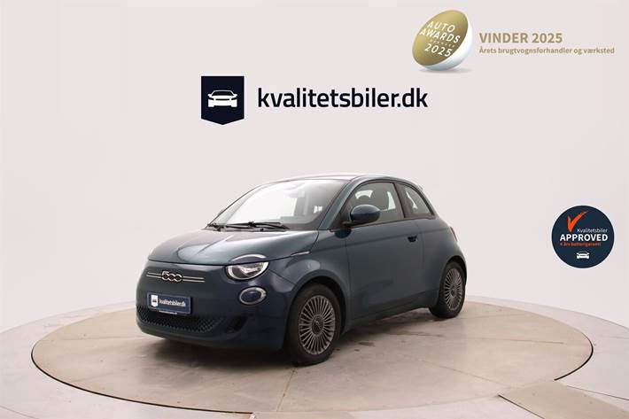Blå Fiat 500e fra 2022 set udefra