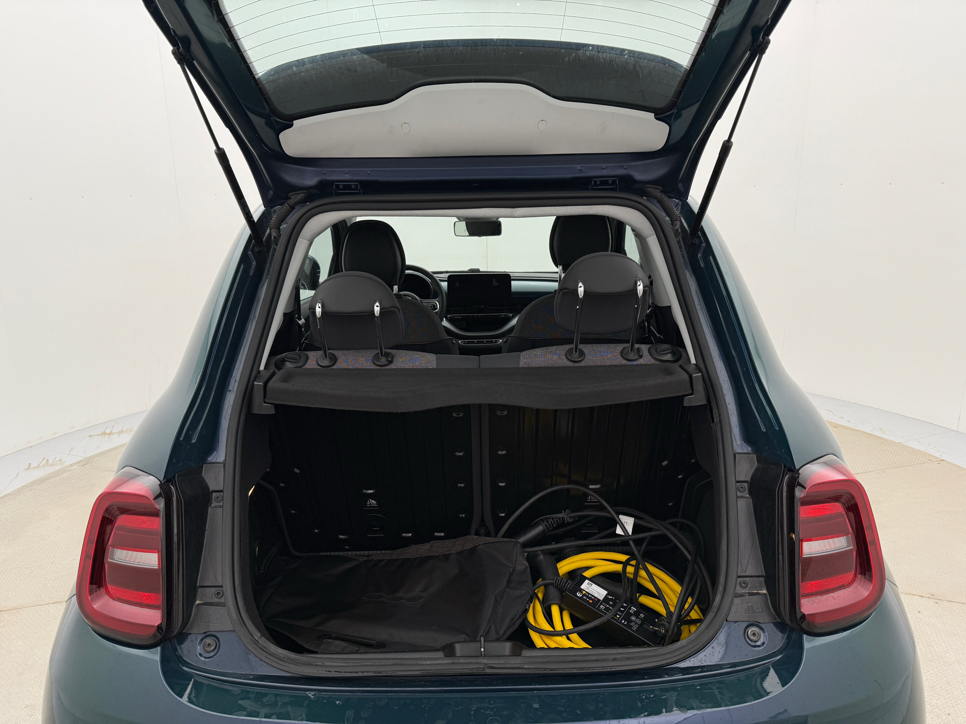 Blå Fiat 500e fra 2022