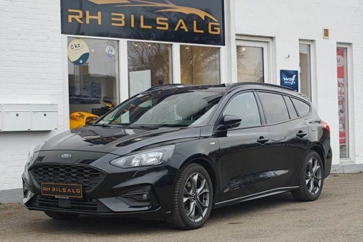 Sort Ford Focus fra 2020 set udefra