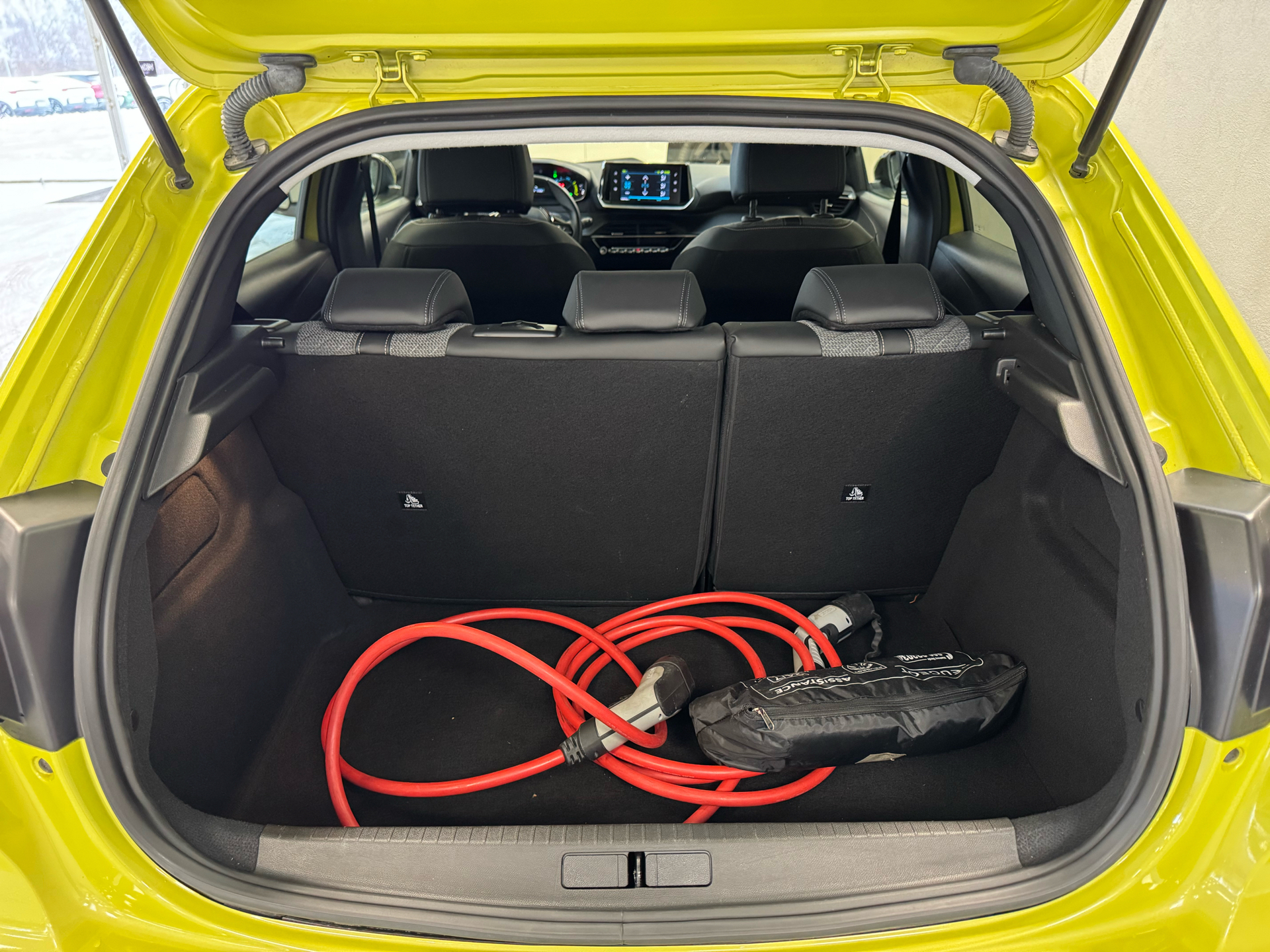 Gul Peugeot e-208 fra 2023