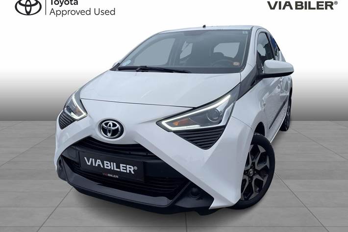 Hvid Toyota Aygo fra 2018 set udefra